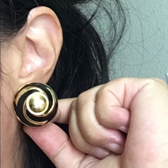 🖤St.John Vtg gold & black enamel clip earrings